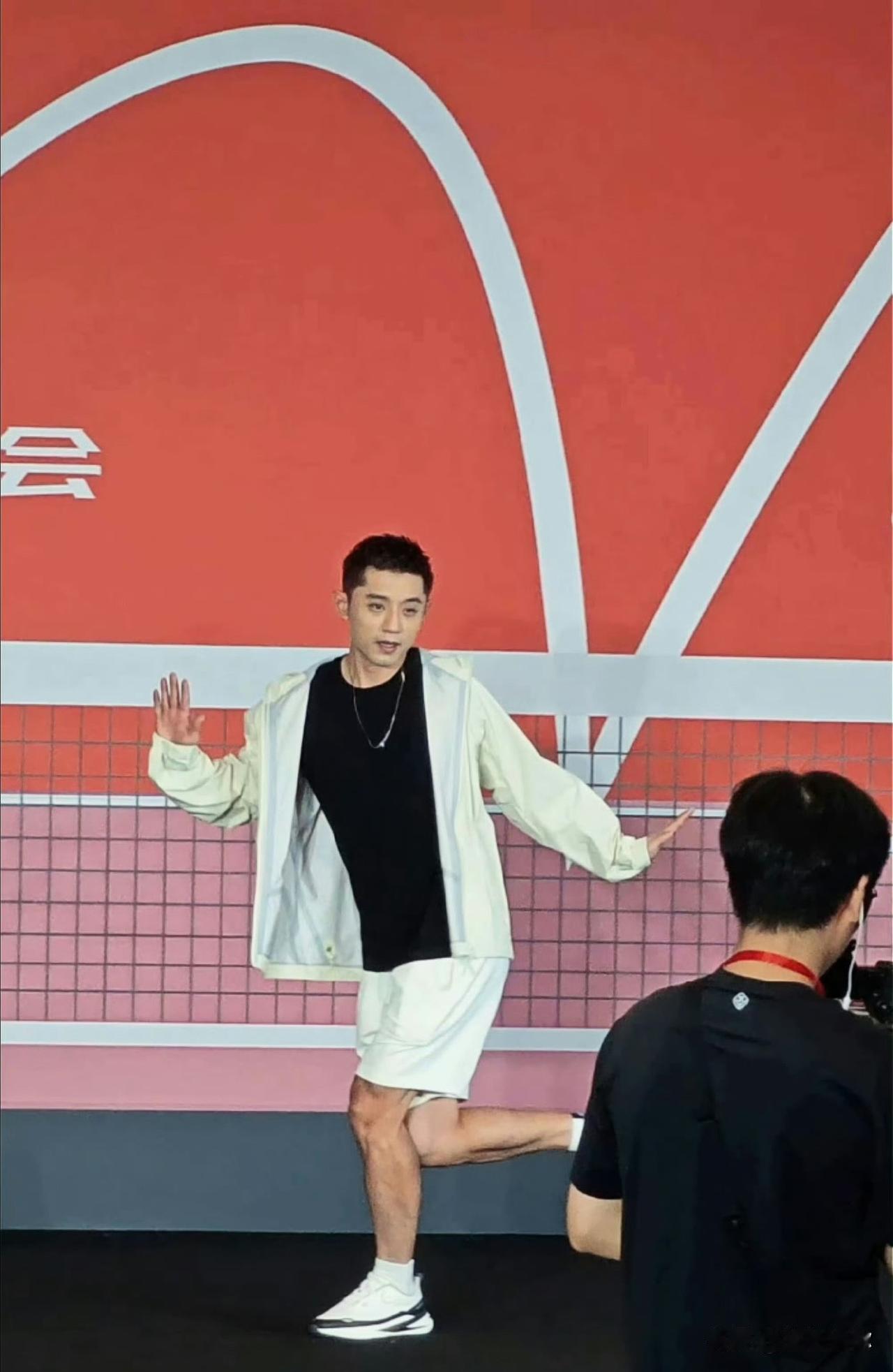 张继科公开模仿王楚钦，这个举动属实不太妥当。哪怕后辈近期赛场发挥有起伏，终究是国