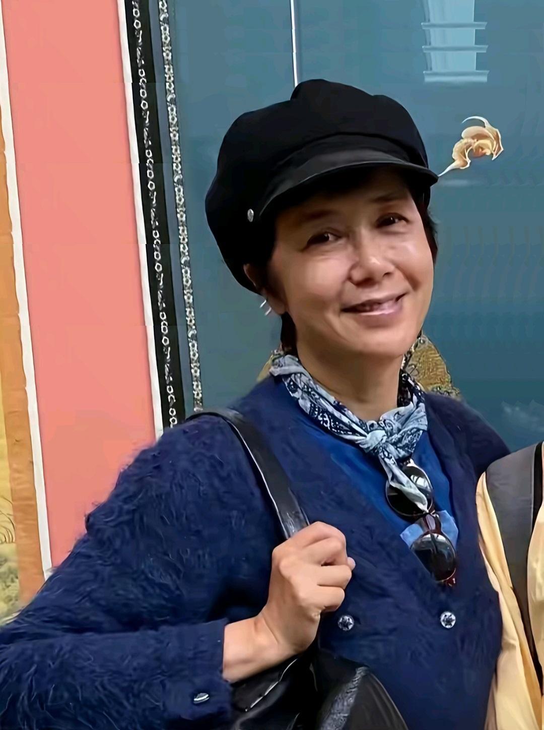 59岁的蒋雯丽，
以前是家喻户晓的影后，
最近有人在英国伦敦街头拍到她，穿着旧毛