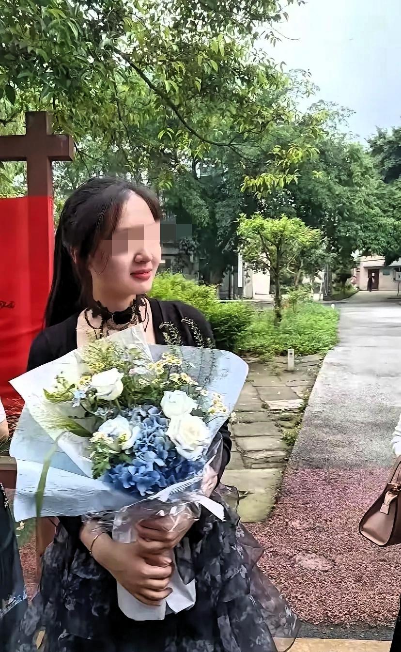 19岁的独生女儿，说没就没了。四川泸州的赵诺淇，永远停在了8月5号。
 
女孩早
