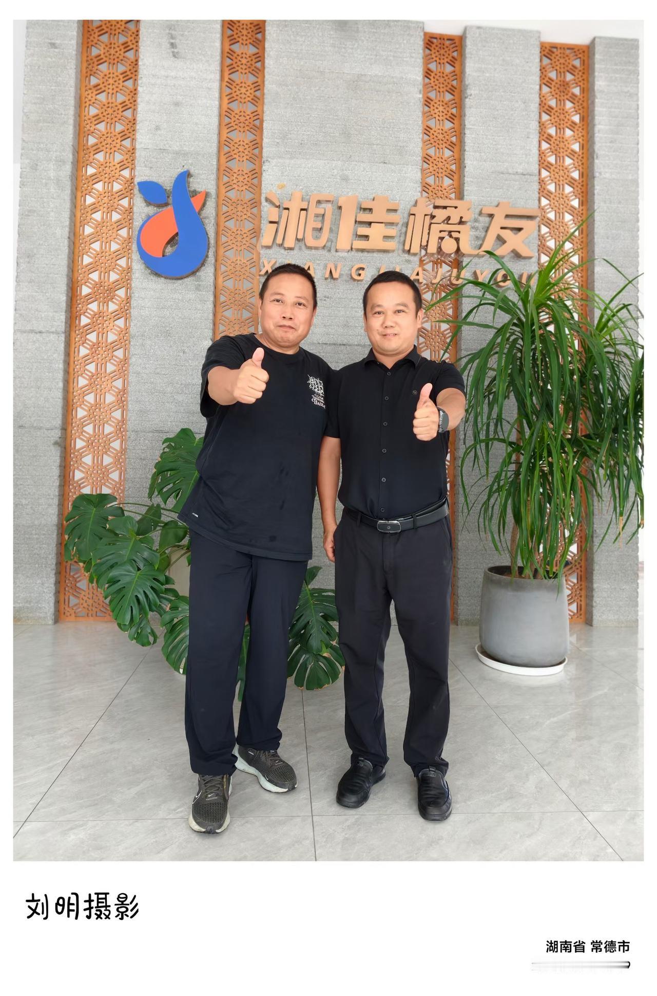 晚上有点饿，煮了两颗鸡蛋，一看是我们前不久在石门县时师弟黄兴佳送的。蛋壳上印着五