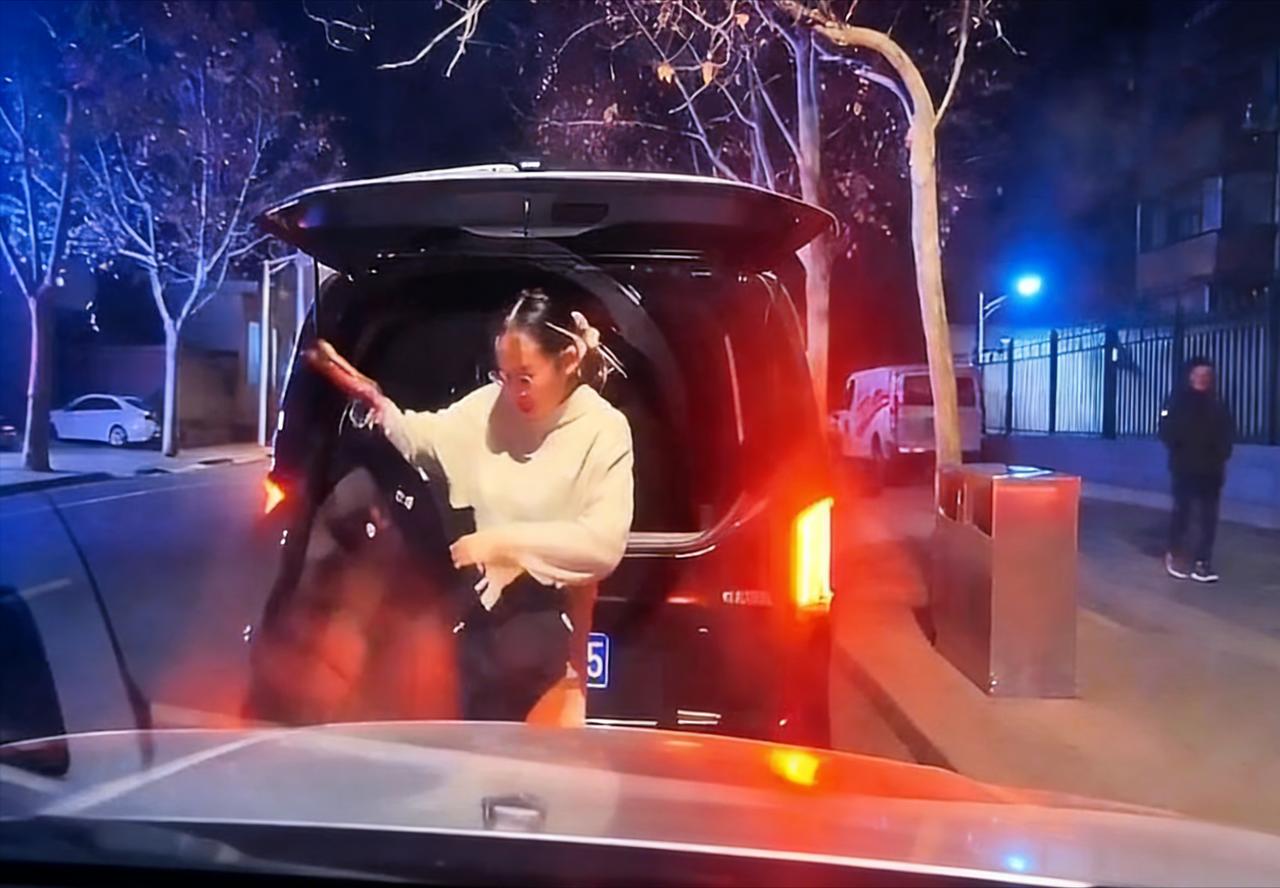 奔驰女车主路边换衣服，穿的不是羽绒服，而是一件公安大衣。
    这一幕被拍下发