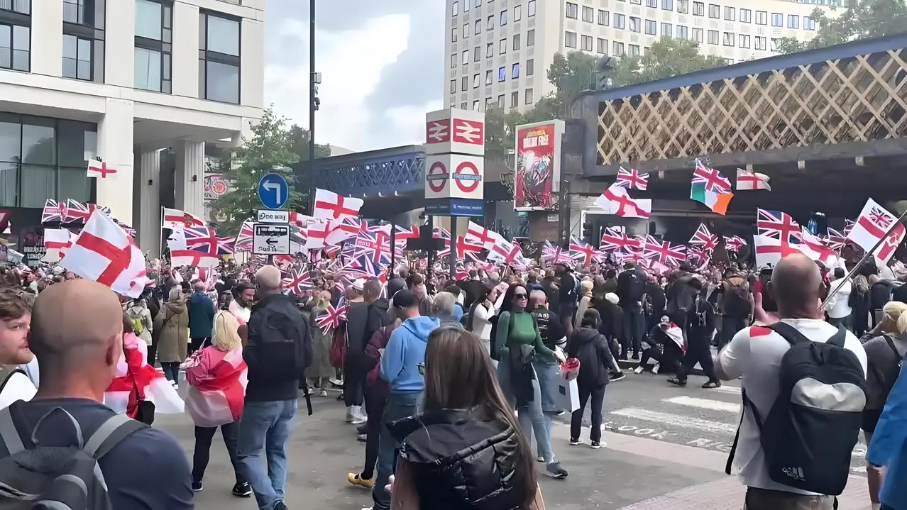 美国老百姓醒悟了，法国民众觉醒了，英国人也清醒了，正在进行一道道的“美丽风景线”