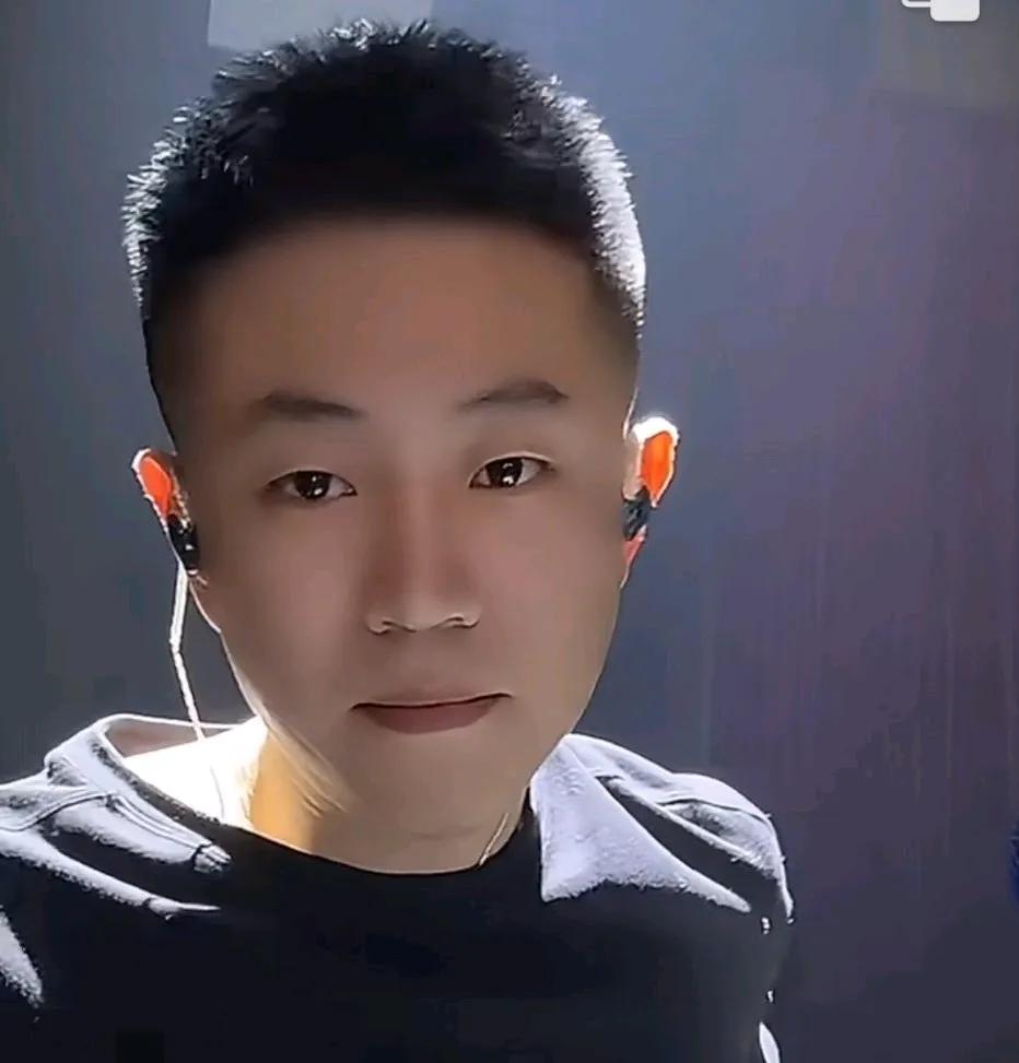 王亮为了证实自己有情绪病，在直播间吃了一粒要，说是治抑郁的。
整个人看着情绪低落