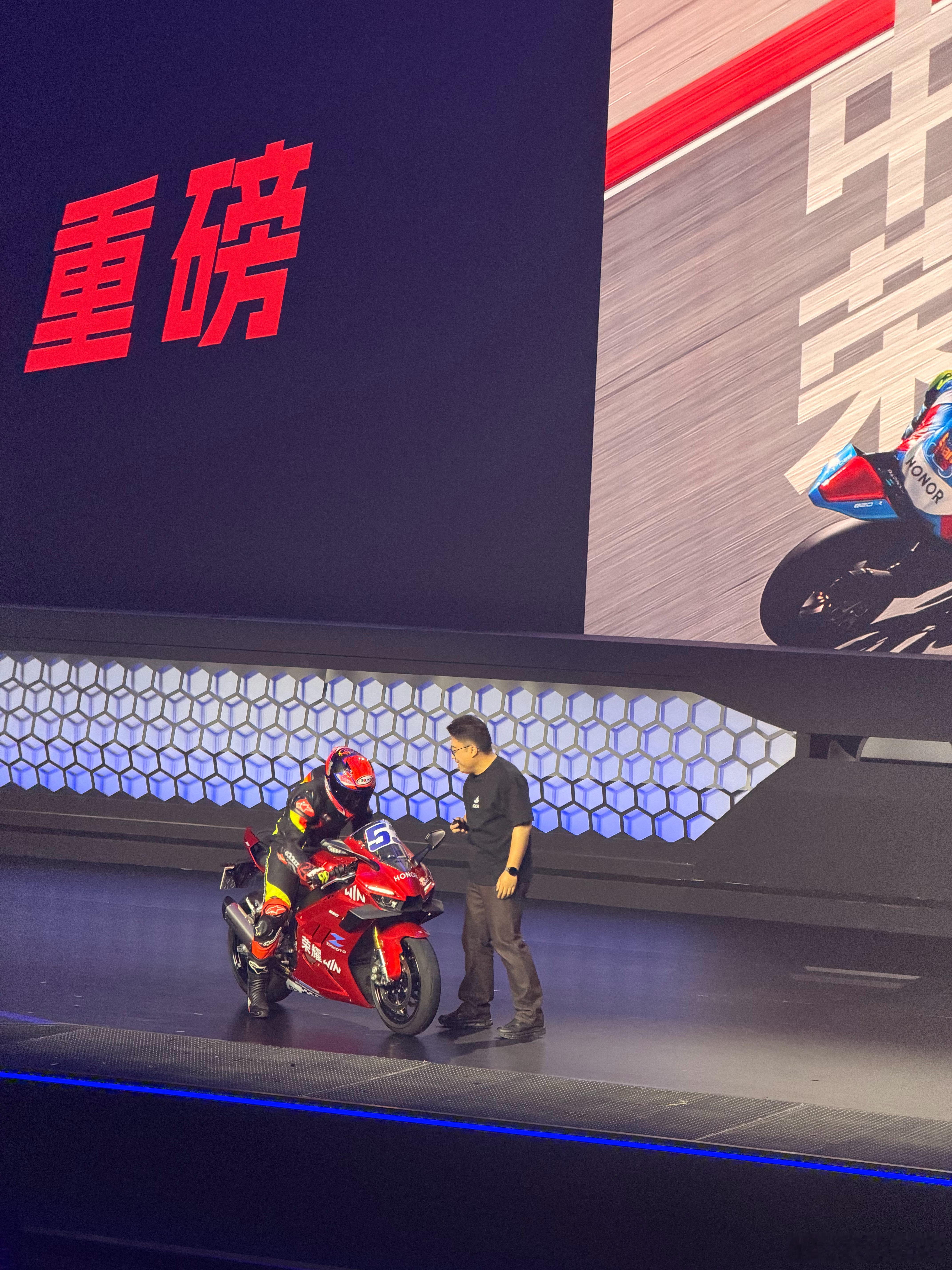 荣耀太夯了现场张雪价格，荣耀机器人荣耀WIN游戏本