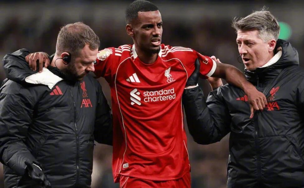 利物浦前锋伊萨克在英超联赛中受伤，伤情严重程度仍待确认，若被证实为左腿骨折，预计