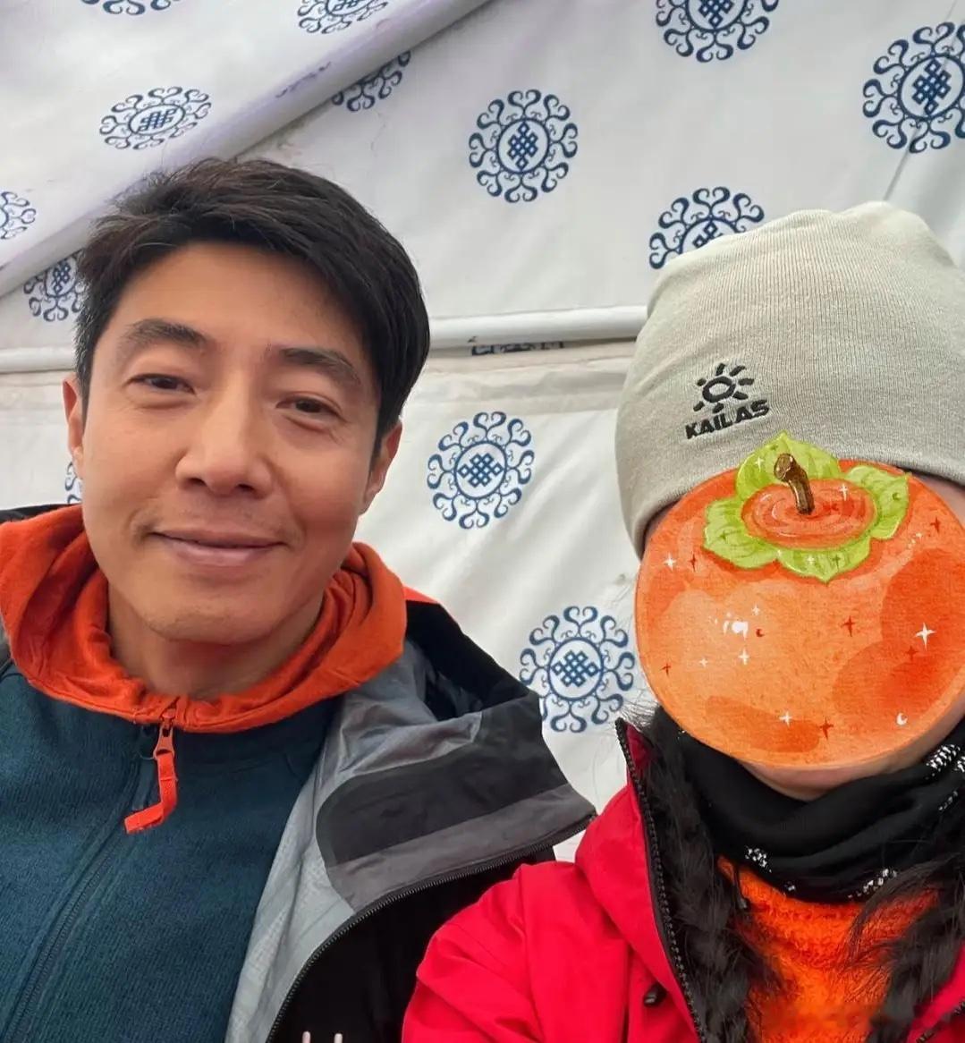 51岁撒贝宁在西藏爬雪山被偶遇，他现实中穿搭时尚有型，他真人挺帅气的，面容有些憔