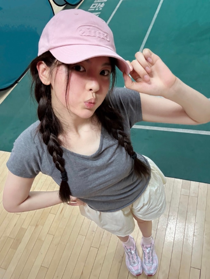 杨超越 早上好宝宝们 新的一周运动起来 