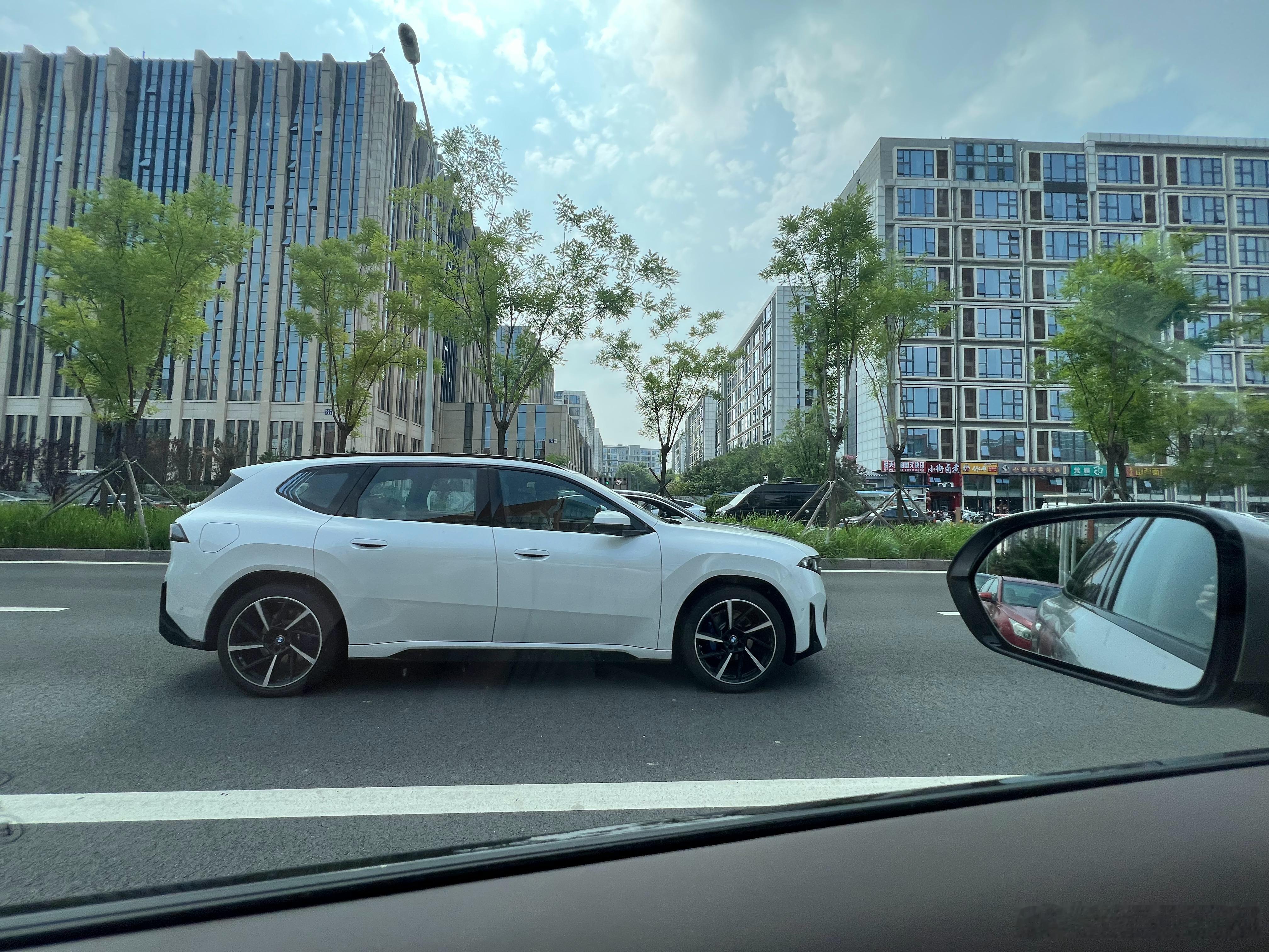白车身黑套件的iX3真好看， 天天各种路测，就是不确定说啥时候上市交付，馋谁呢这