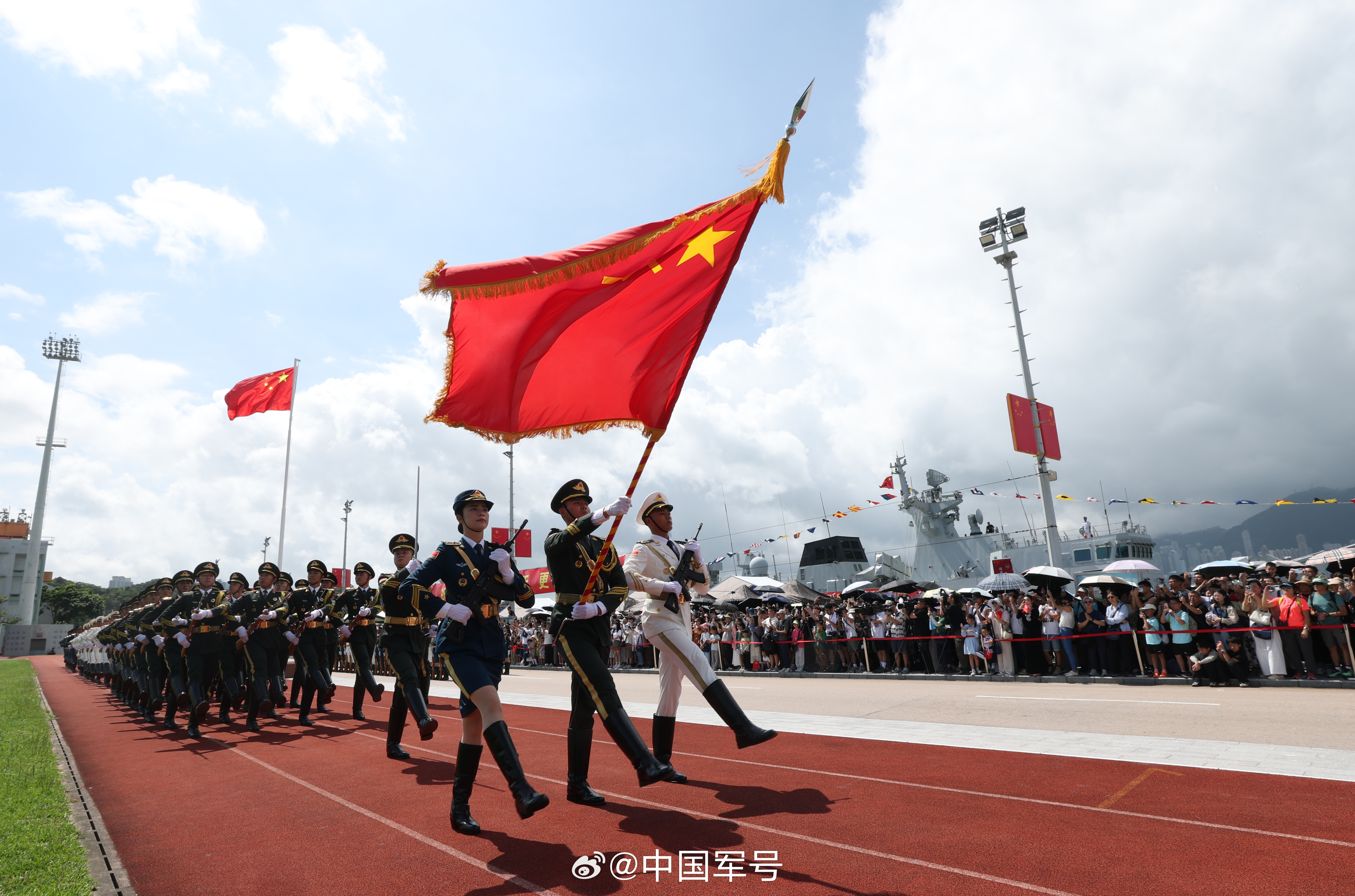 【驻香港部队举办军营开放活动】为庆祝香港回归祖国暨中国人民解放军进驻香港29周年
