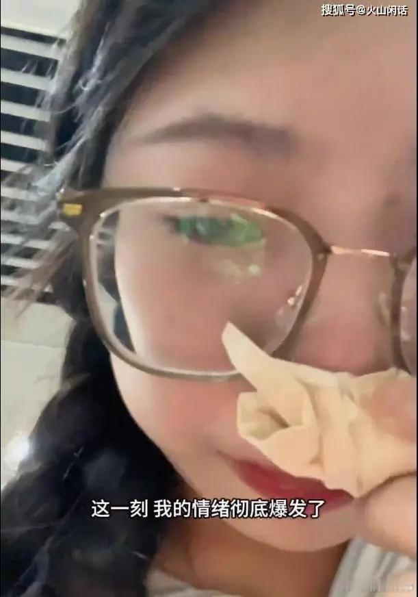 本科女生求职受挫，在地铁上失声痛哭，高学历也难抵就业寒冬？在湖南的某条地铁线上，