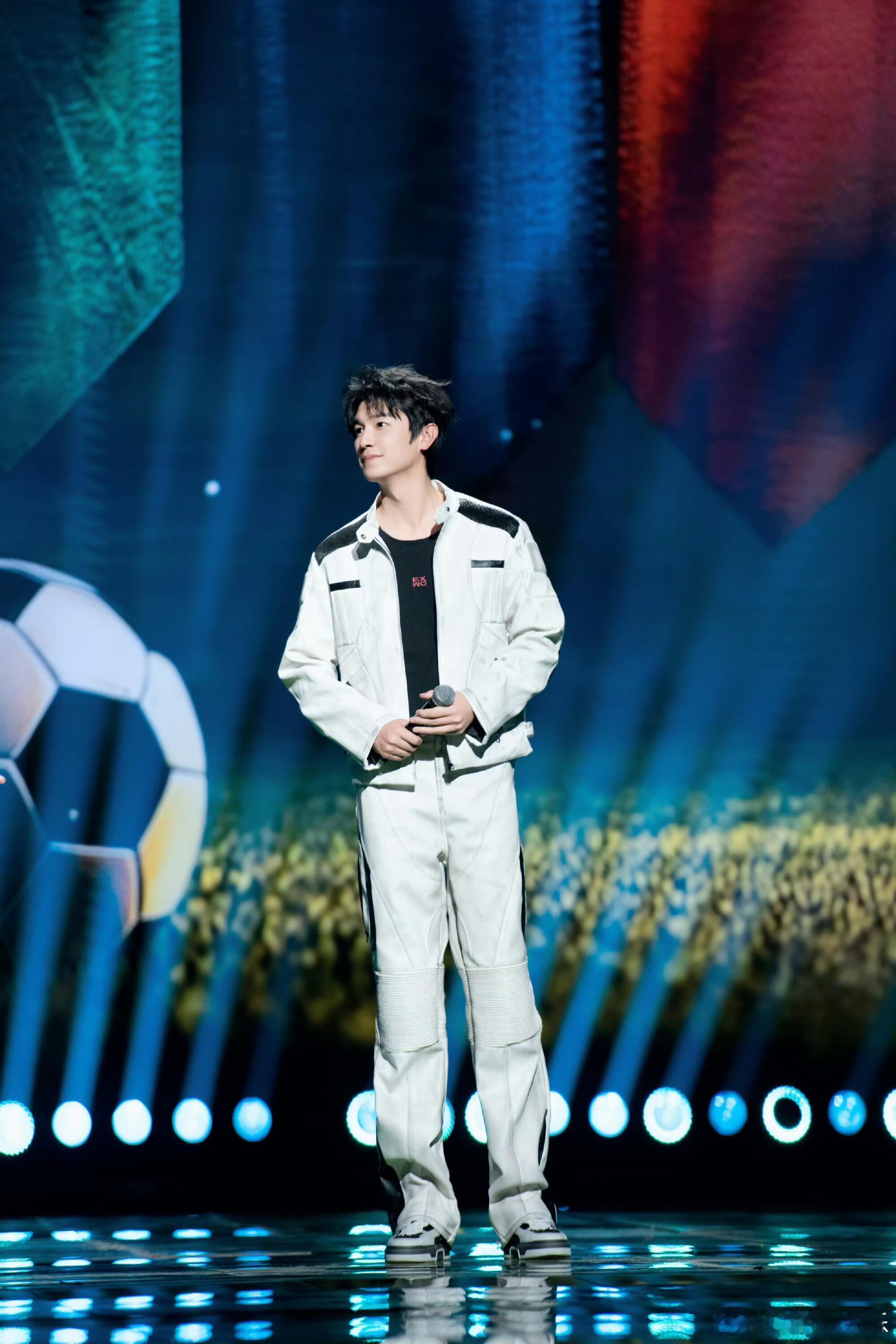 杨旭文被工作室贴脸开大 杨旭文被工作室手写礼物“暴击”！贴脸开大的操作，配上他无