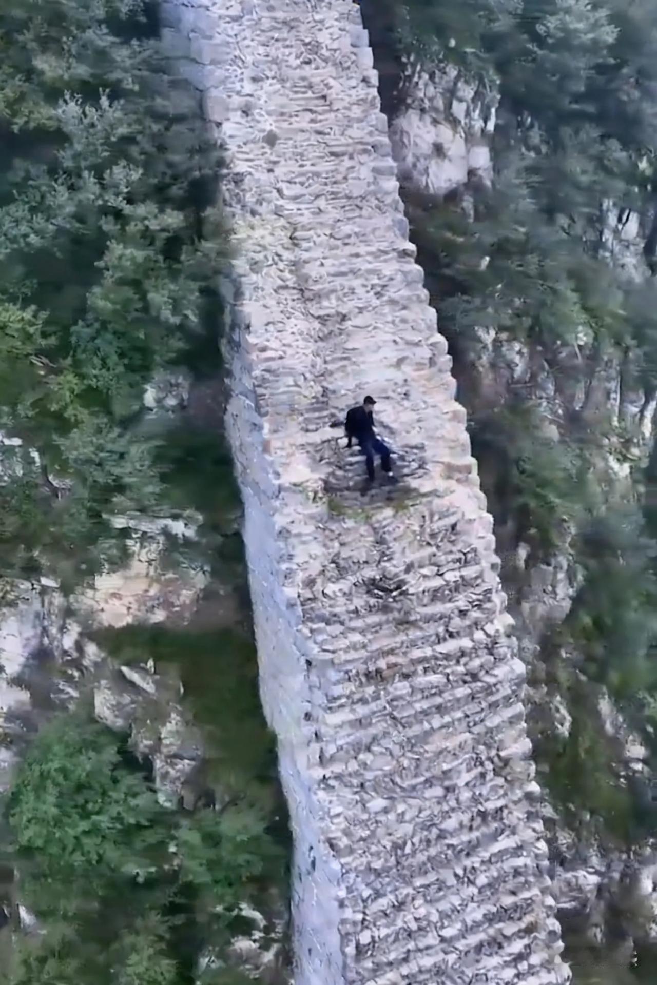 男子扬言试胆量登野长城，为何爬到半空吓瘫不敢动？
 近日，一段刷爆网络的短视频，