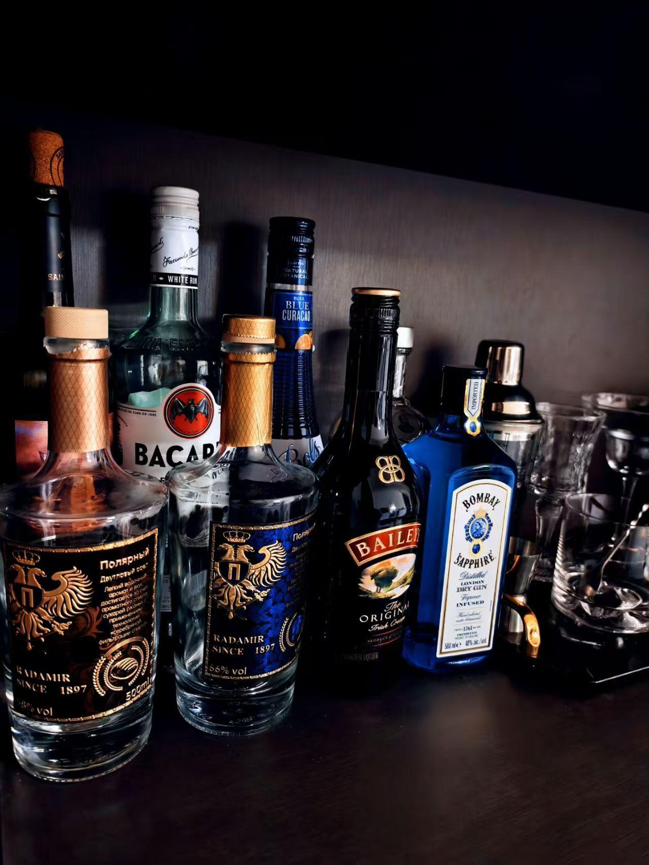 估计没有几个人会喜欢酒桌文化吧？
关键是没有人能避开这样无语的酒桌文化~

最无