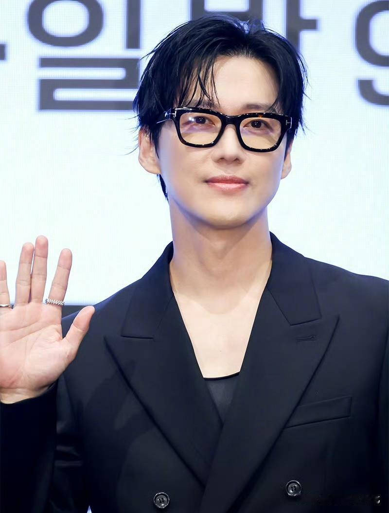 韩娱资讯，南宫珉、金大明等人近日一同出席了新剧《婚姻之后》的制作发布会，该剧预计