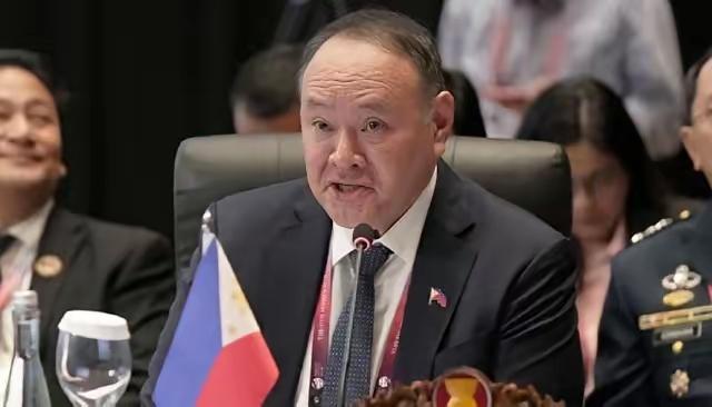 菲律宾警告中国：“如果中国还在黄岩岛附近驻扎解放军的话，菲律宾就会联合周边的国家