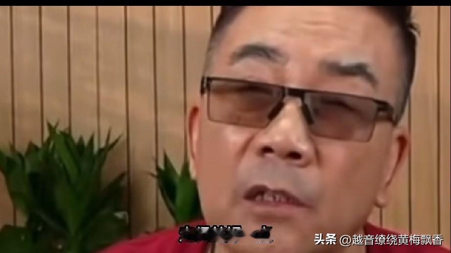 杨仪在直播的时候火力全开，他对直播间的黑粉说：“祝这些个纲丝们好自为之，希望你能