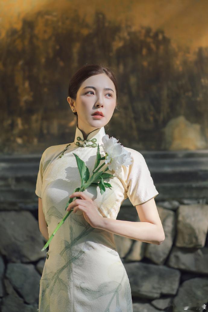 曾黎旗袍造型好温婉曾黎旗袍美人来了 难得兼具骨相美感与曼妙身材，修身旗袍尽显曲线