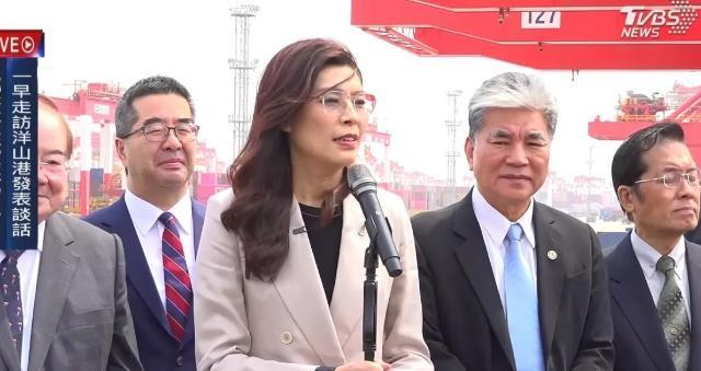 结束上海行程，郑丽文乘飞机赴北京，在飞机上遇到“难能可贵的缘分”！


4月9日