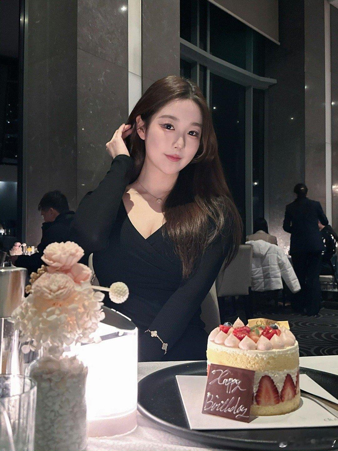 是谁想吃蛋糕了？[舔屏]前LPL英文流解说Kitty晒照:一起吃蛋糕咯🍰这才是