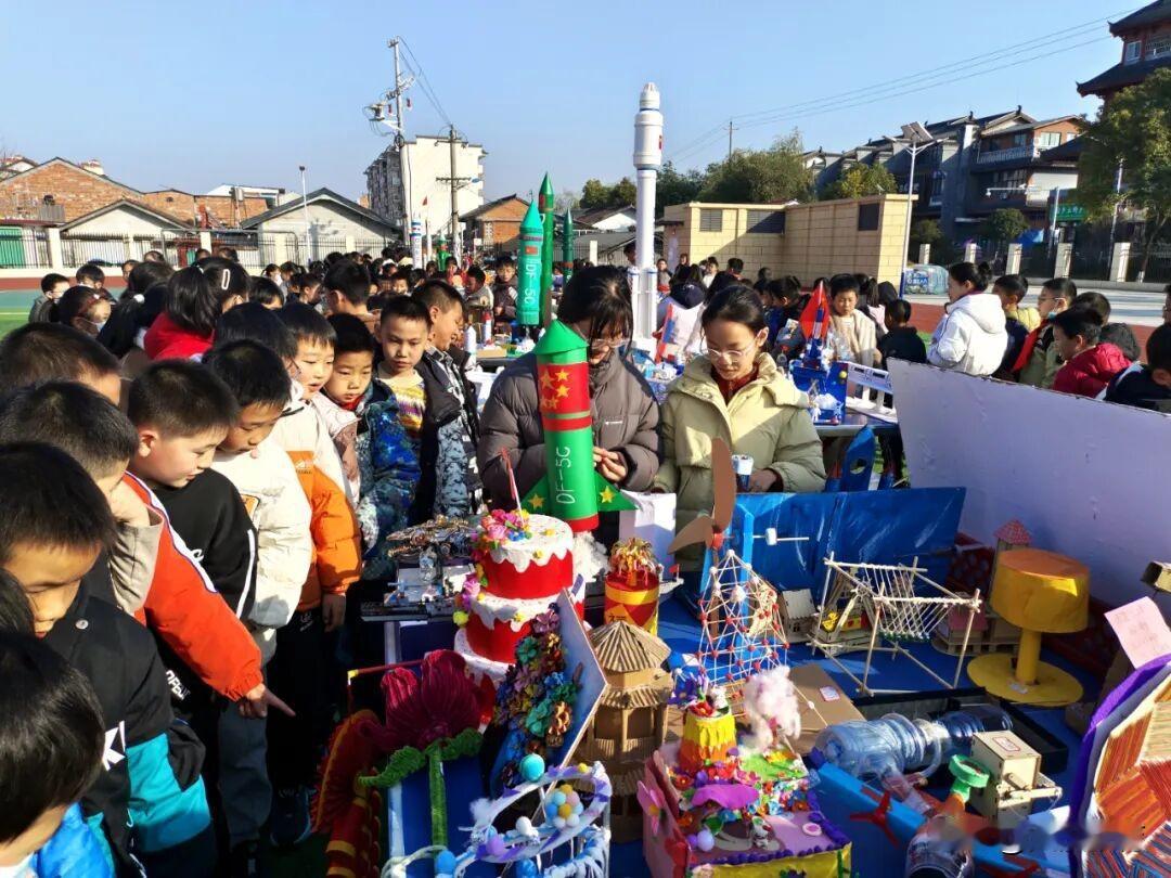 12月17日，西乡县金牛小学举行了以“科技点亮童心 创新赋能成长”为主题的校园科