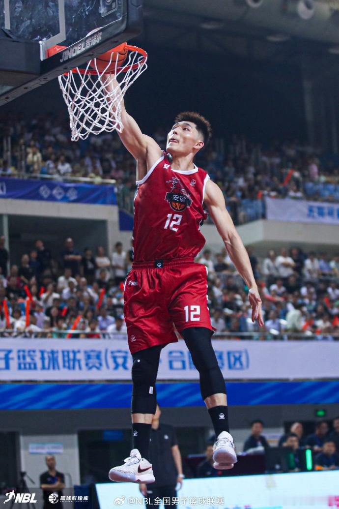 NBL联赛的贵州猛龙队从龙狮男篮交易得到正值当打之年的国手李祥波。李祥波出身于N