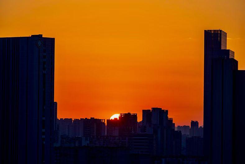 成都，你好：

日月同辉映城隅，

      天际泛起鱼肚白，流云串联起城市楼