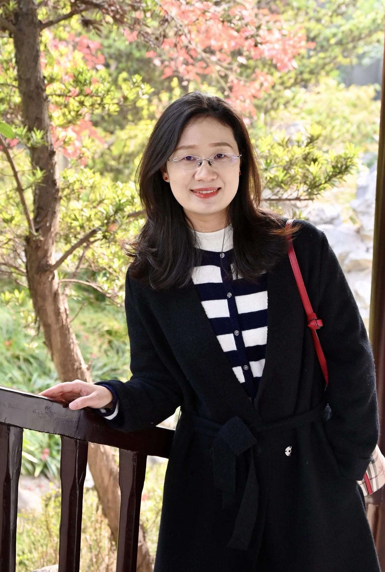 你是天空里的一片云
偶尔投影在我的波心
你不必讶异
更无须欢喜
在转瞬间消失了踪