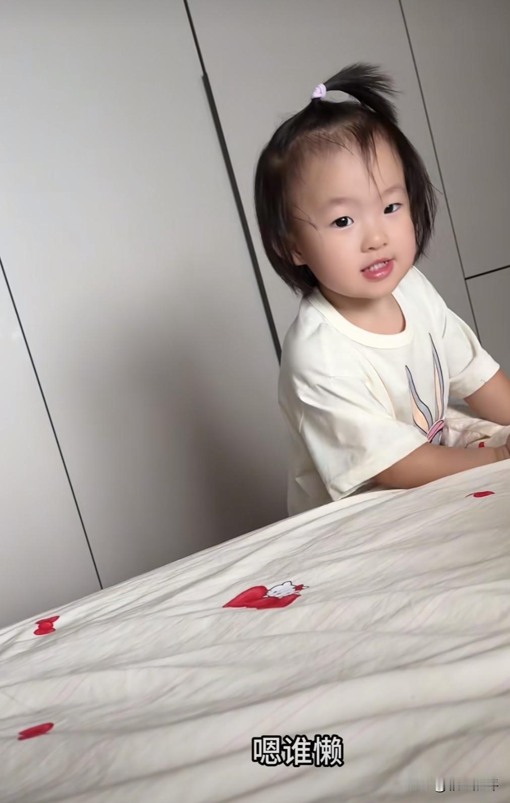 今天，黄一鸣更新了一段关于闪闪的视频。

早上，闪闪起得很早，黄一鸣和她妈妈还在