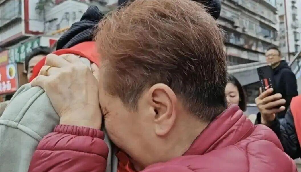 【福建一男子爱吃折耳根坚信自己是云贵川人】3月27日，贵州贵阳，刘贵川在被拐33