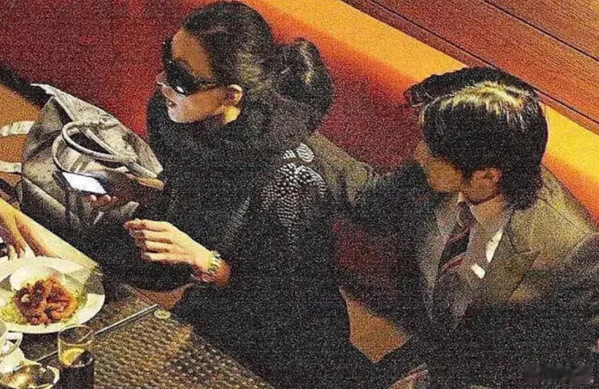 好可惜啊！！没想到这是谢霆锋跟张柏芝离婚前三个月的图，他们一起吃饭、亲吻，然后牵