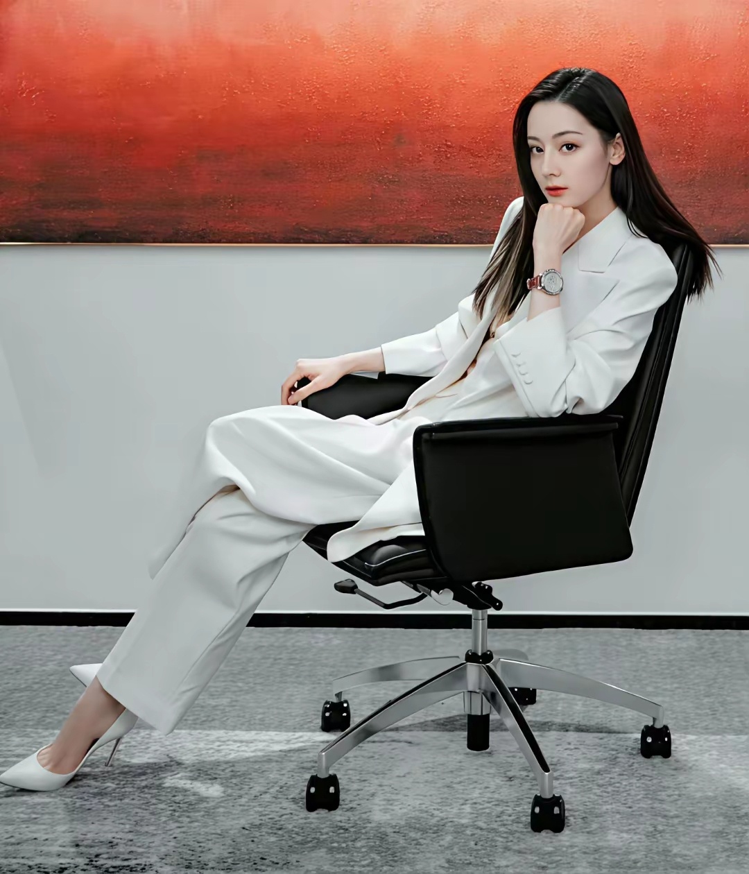 迪丽热巴女老板坐姿！ 