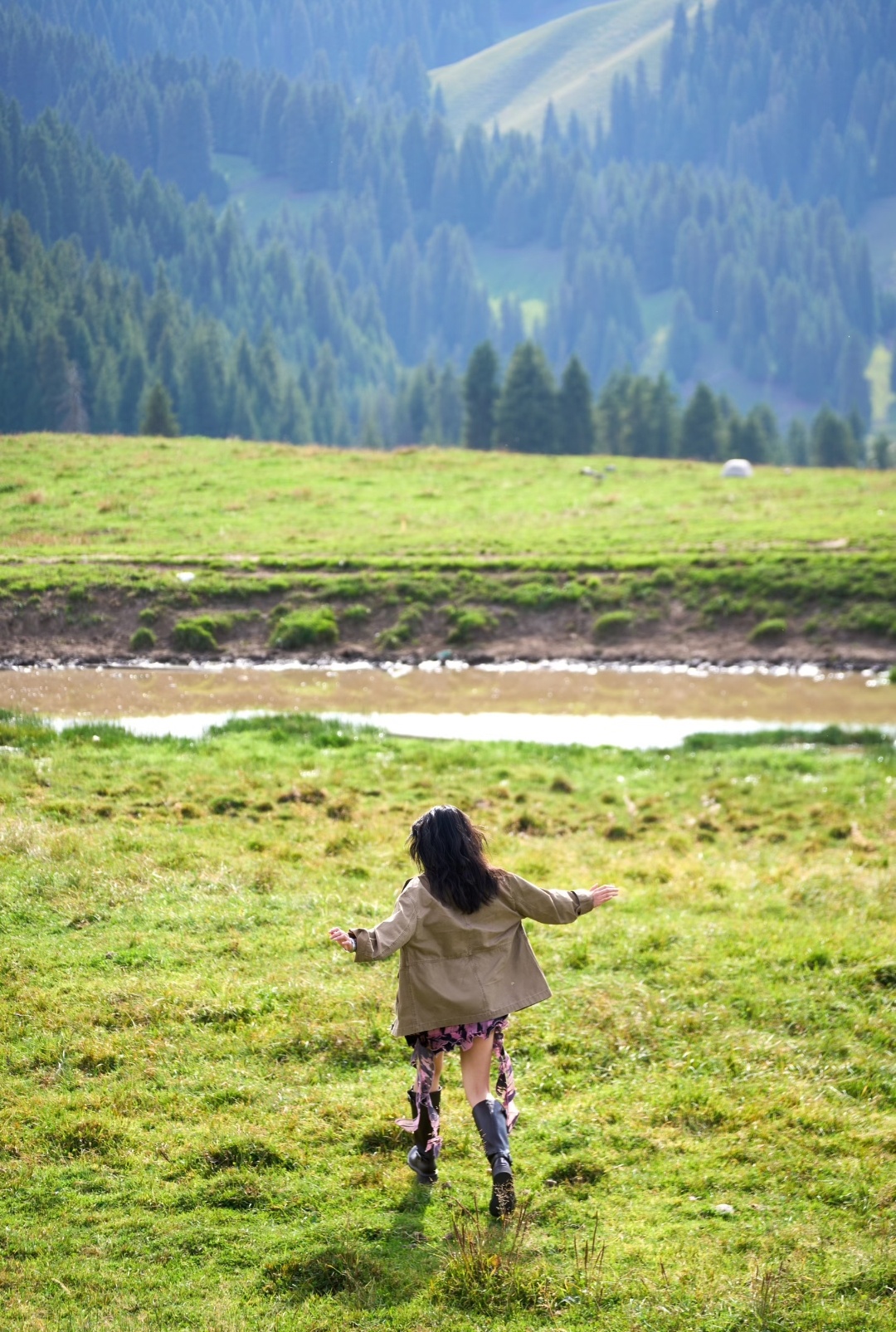 张雅钦新疆图片～“大步向前走吧!就这样大步向前吧 永远热烈鲜活 ” 