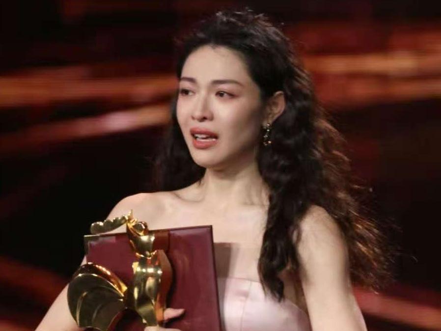 金鸡奖最佳男女配角获奖名单揭晓，钟楚曦泪洒舞台。
配角之光，照亮主角之路：金鸡奖