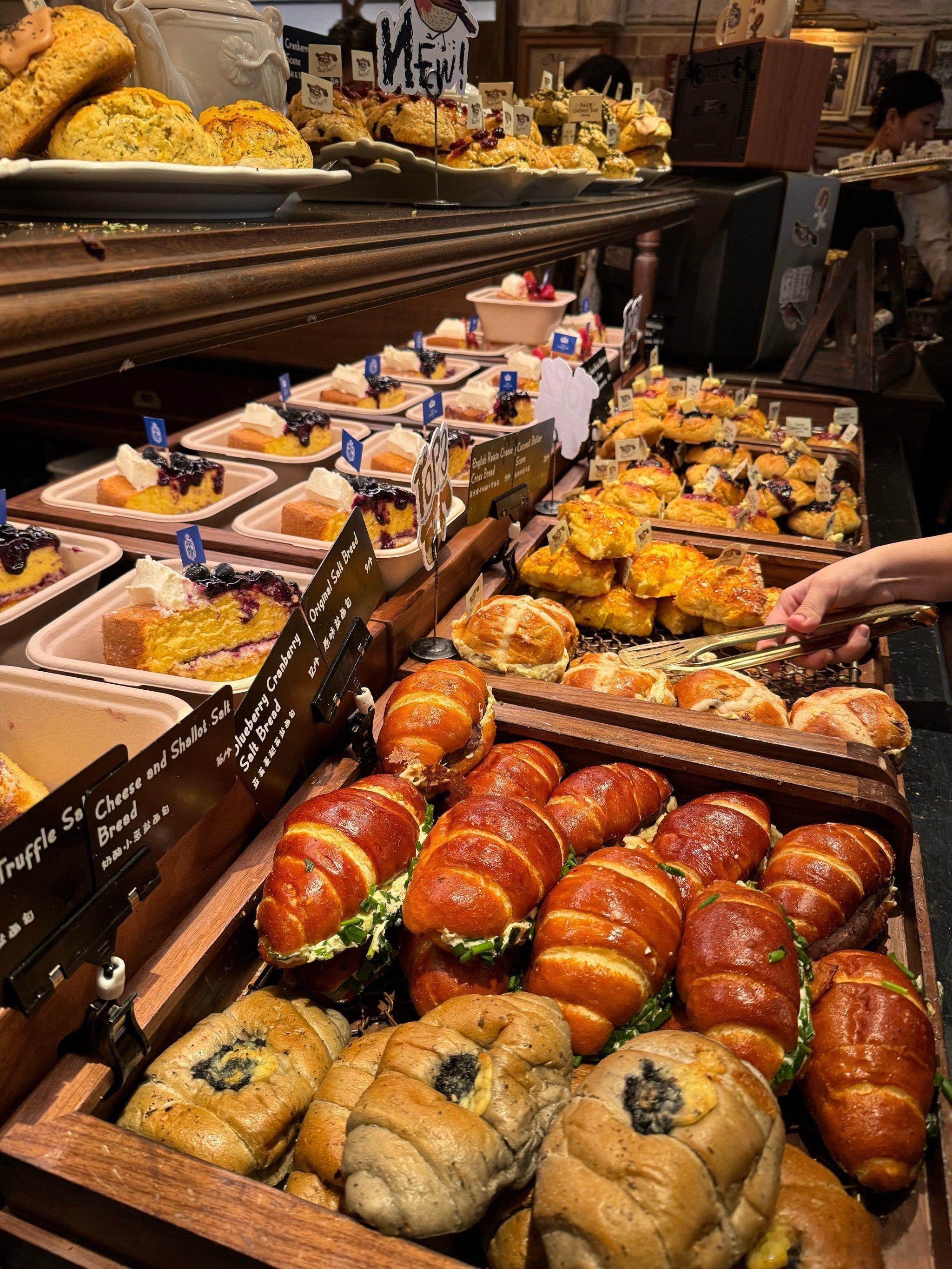 要不是蜜雪冰城，现在的奶茶，咖啡估计都要卖到50块一杯，面包界也是想尽各种心思凹