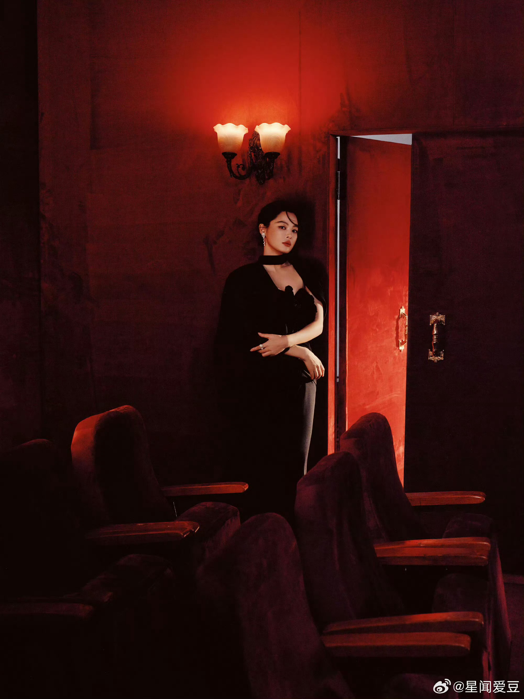 辛芷蕾穿高定戴高珠微博之夜 当ES高定披上夜幕，香家珠宝化作星辰。辛芷蕾从容而行