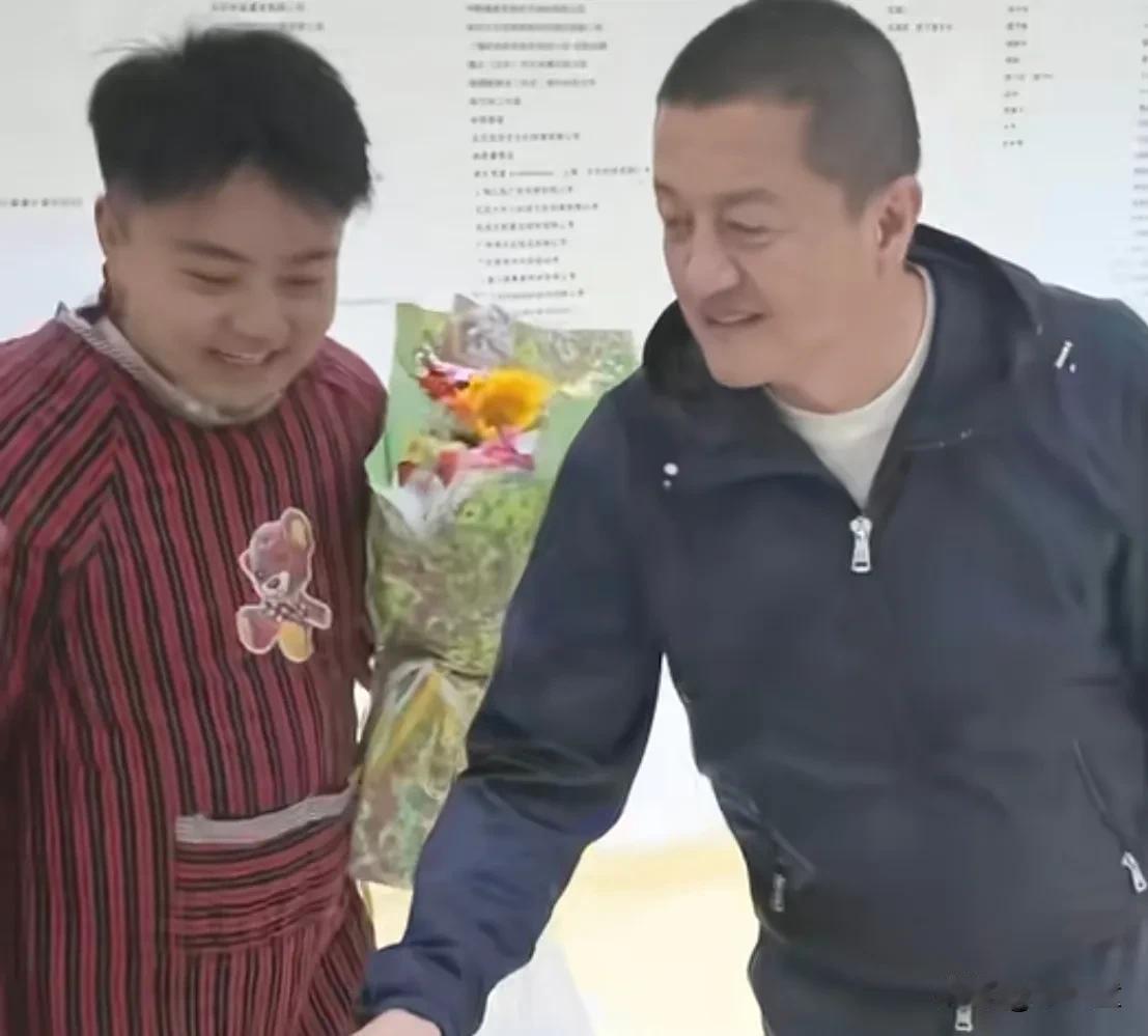 李要得到嫣然看望孩子，李亚鹏亲自接待。很多人好奇，李要得为什么要穿罩衣？李要得拍
