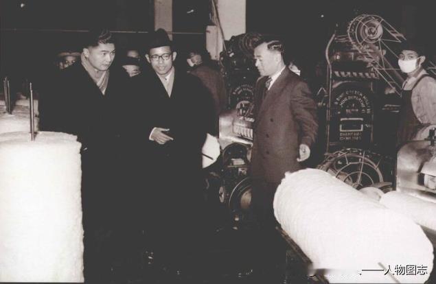 1957年12月16日，荣毅仁(左一)陪同缅甸联邦副总理吴觉迎参观公私合营后的申