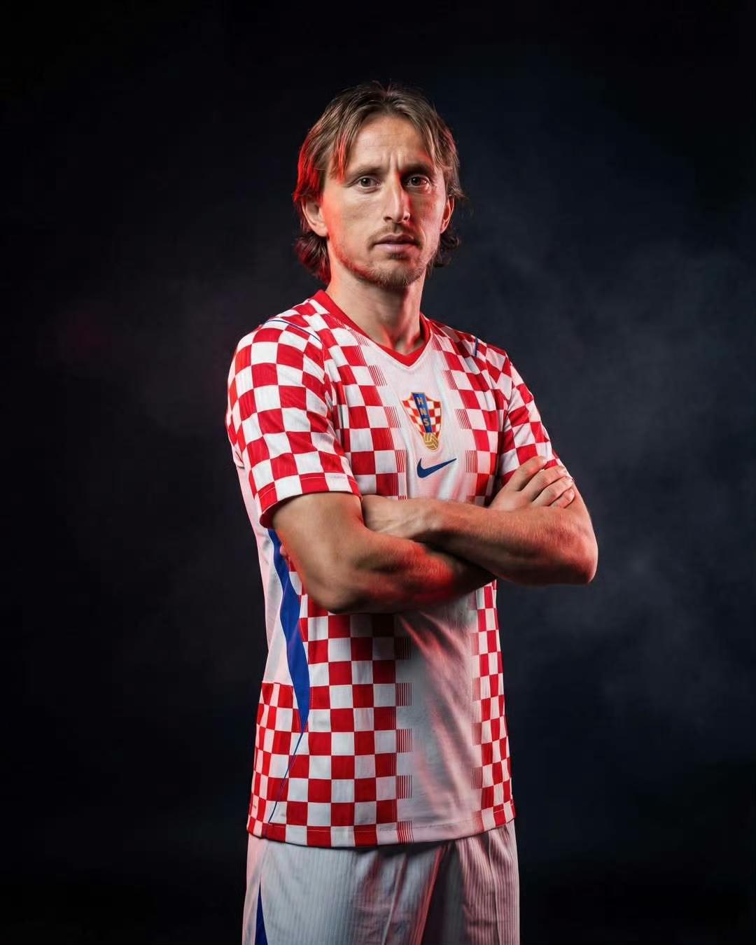 克罗地亚国家队公布了2026世界杯球员，莫德里奇领衔！格子军团的球衣很有特点，红