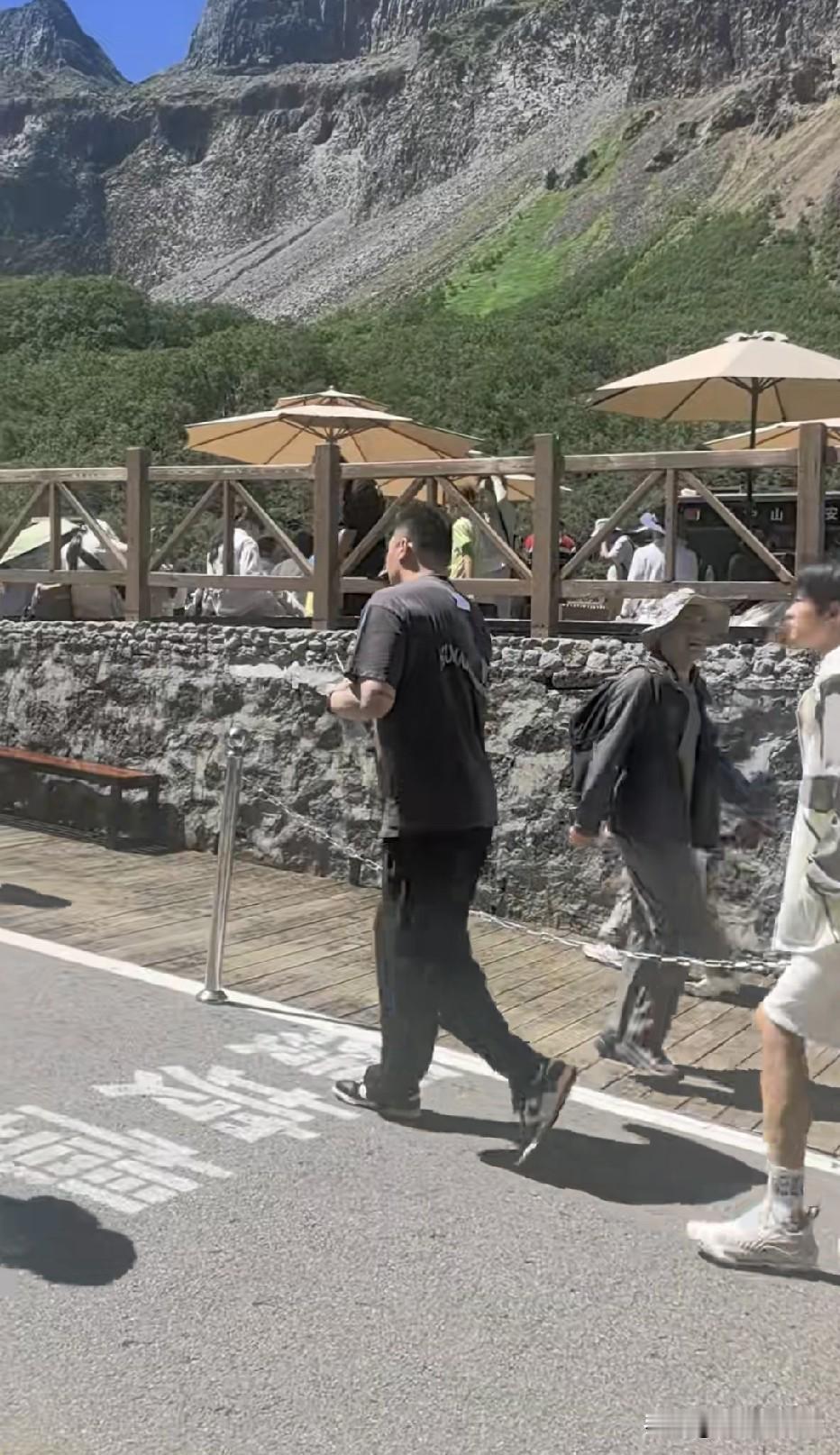 球迷今天在吉林长白山偶遇朱芳雨，跟随者还有他的大儿子。看来应该是不在广东宏远工作