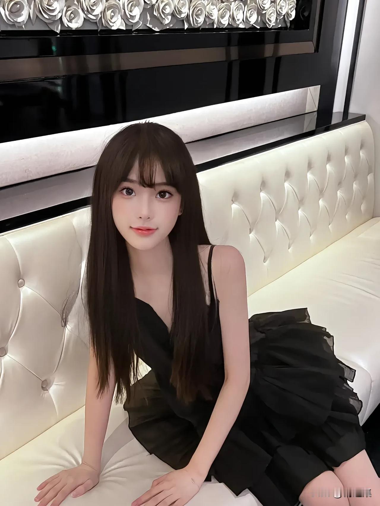 黑裙美人倚，白榻映芳姿。