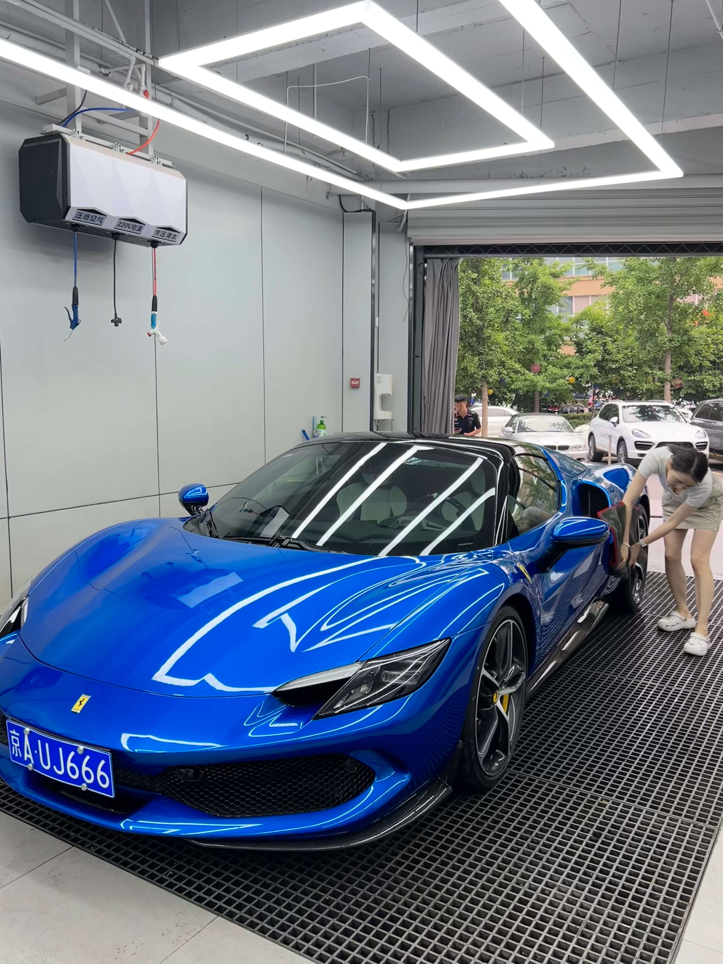 法拉利296 GTS Atelier碳纤维门槛条  车主洁癖 喜欢自助洗车[do