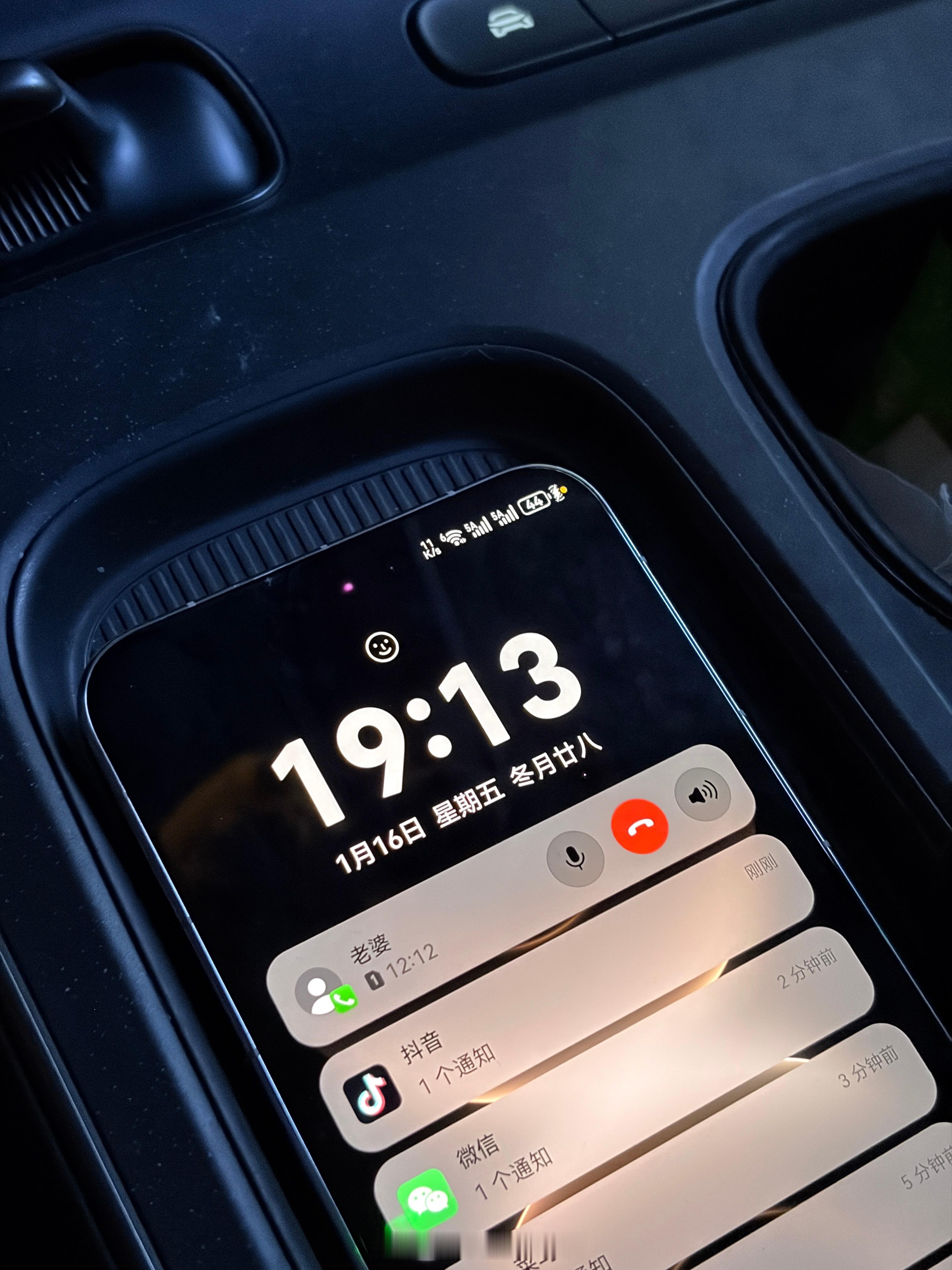 这蔚来的40W无线充也是几年前的产物了除了充华为快，充啥都不快不知道为啥定义一个