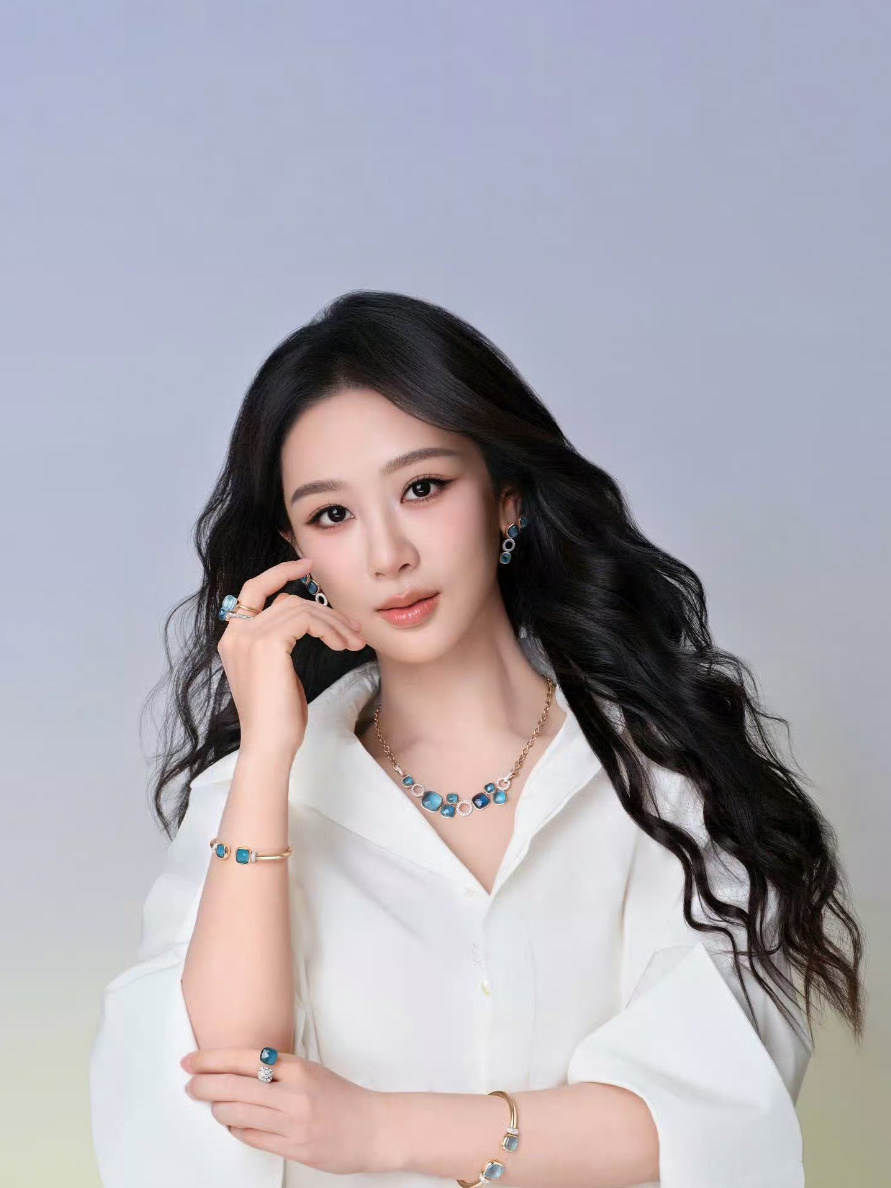 杨紫宝曼兰朵全球品牌代言人杨紫 想看你清早起来迷迷瞪瞪的眼神，想沿着你鼻梁勾勒，