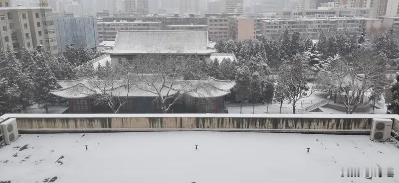 见“伞遮春夏秋冬雨”上联
我兴致顿起对下联
上联“春夏秋冬”表四季
下联需寻并列