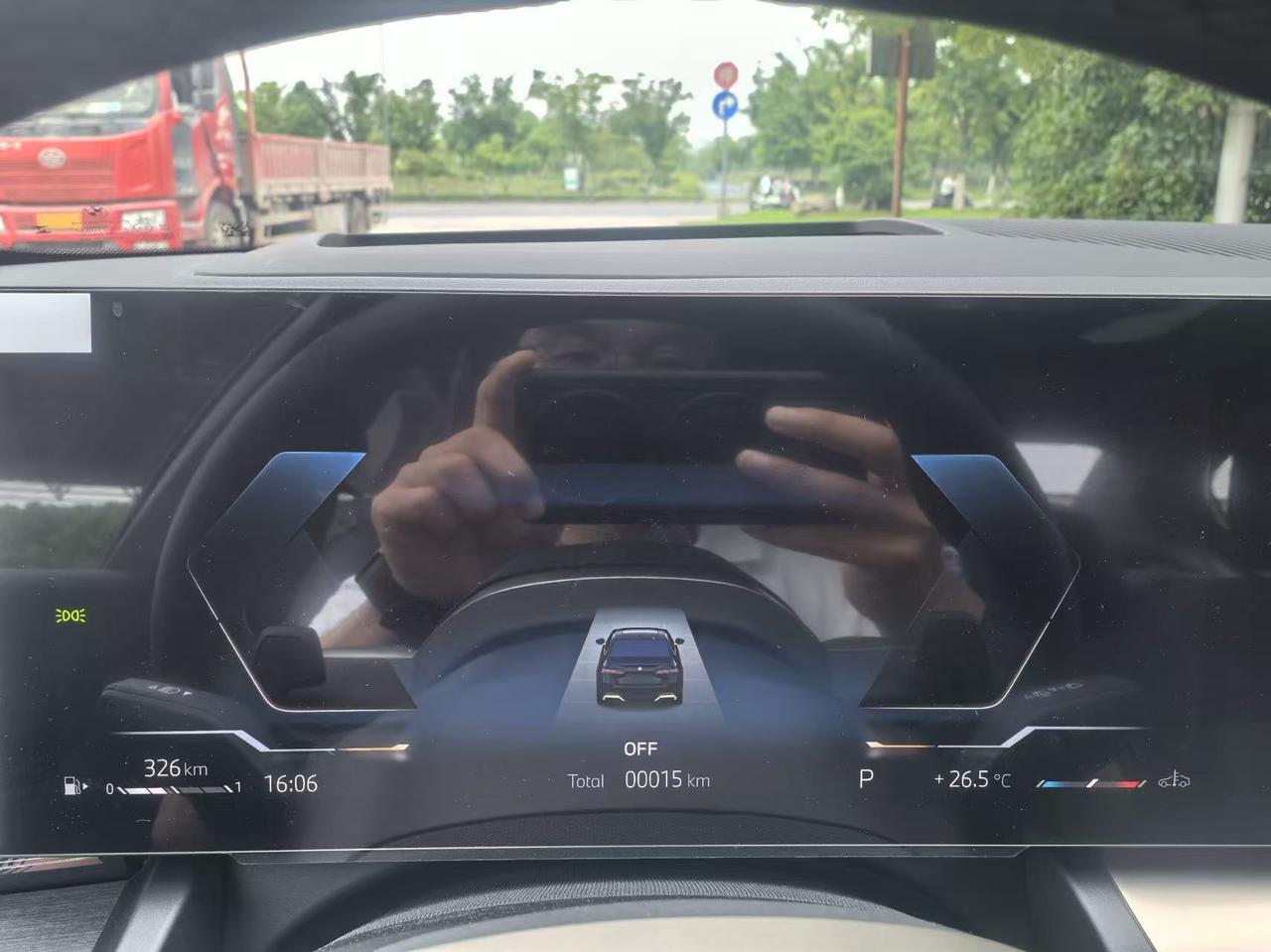 钱这个东西，只是你对这个世界贡献的足够价值之后，自然会显化的东西

坚持正心 正