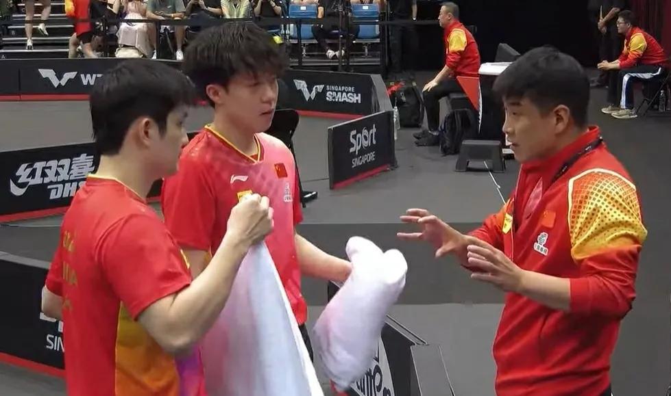恭喜樊振东王楚钦！小胖大头3-1淘汰何钧杰/林兆恒，成功晋级八强。前两局战成1-