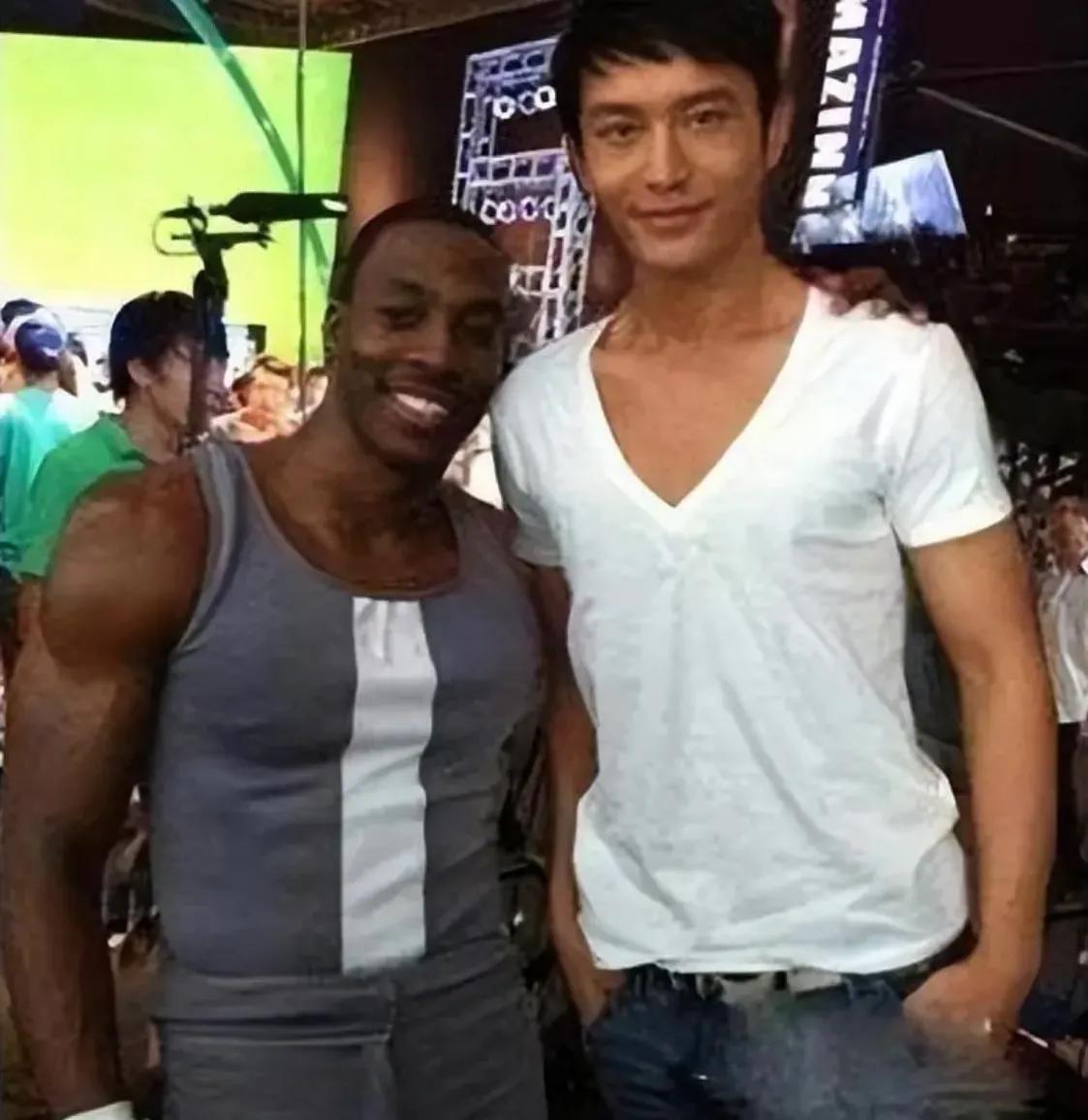 黄晓明与黑人小哥在一起合影，竟然显得如此高大帅气！不是说黑人的身高都挺高的嘛，为