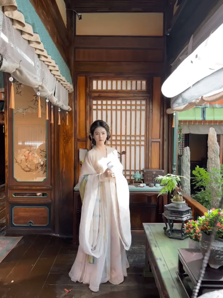 李青月live转动图·阿月 一周年快乐~白鹿临江仙.白鹿李青月