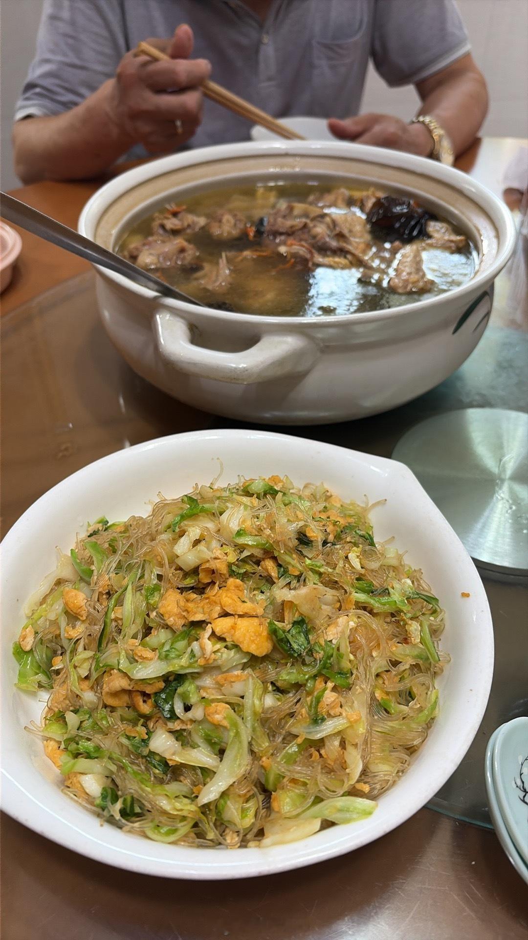 老鸭煲，鲜掉眉毛～绿豆汤冰镇可口。啃老真爽了。