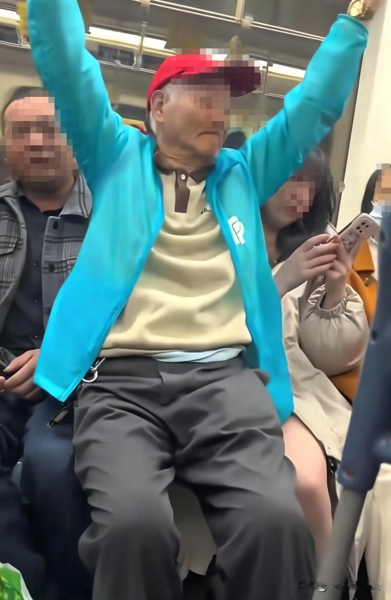 10月28日，上海地铁9号线车厢内，一位戴着金手表、穿着蓝色外套、双手抓着吊环的